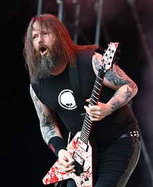 Holt actuando con Slayer en 2014