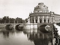 The Kaiser-Friedrich-Museum in 1904 with the memorial on the front square 1905 Kaiser-Friedrich-Museum Monbijoubruecke.jpg