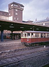 Zwei Züge der BVG am Stadtbahnsteig Richtung Wannsee / Spandau, dahinter der Stellwerksturm, 1986