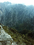 2.200 metros de desnivel desde la cumbre del Torrecerrdo hasta el pueblo de Caín, aquí vistos desde el Cuvicente.jpg