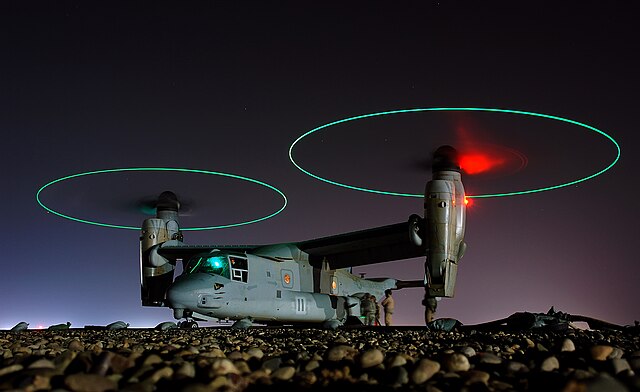 Экипаж проводит дозаправку MV-22 Osprey перед вылетом на ночное задание в центральном Ираке