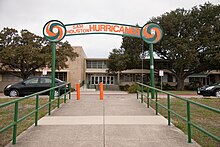 2012-01-05 Sam Houston Badai tanda di depan Sam Houston High School di San Antonio.jpg