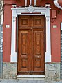 Puerta de entrada al edificio en el número 22 de la calle Frailes, 2022-10-19.