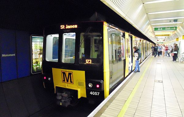 A Metrocar at Monument in 2015, branded in the current black and yellow colour scheme.