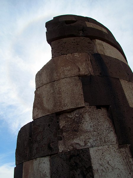 File:54 Inca Tombs Chullpas Sillustani Peru 3448 (15120729156).jpg