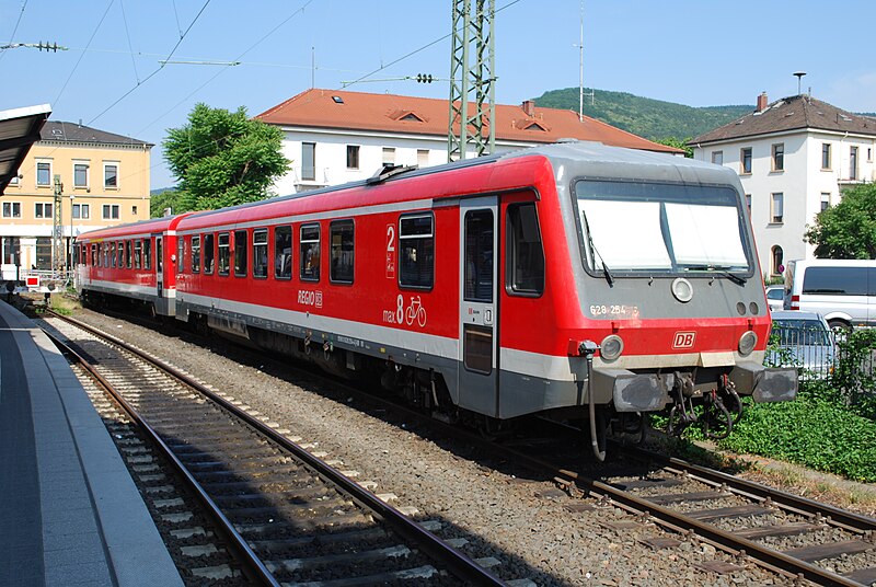 File:682 254 at Neustadt - Weinstrasse Hbf (5947051404).jpg