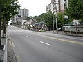 Xung quanh ga Yongmasan. Các khu chung cư, dân cư nằm dưới chân núi.