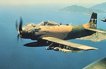 Douglas a 1 skyraider. Douglas a-1h Skyraider. A-1 Skyraider Vietnam. Самолёты США во Вьетнаме. Самолеты ВВС США во Вьетнаме.