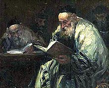 Tableau peint représentant un homme en habit religieux juif, recouvert d'un châle blanc et portant une kippa, qui lit un livre. Trois autres hommes lisent également à l'arrière-plan.