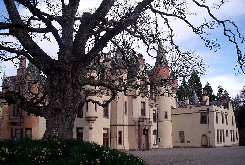 File:Aldourie Castle - on the shore of Loch Ness Inverness Scotland 3.jpg