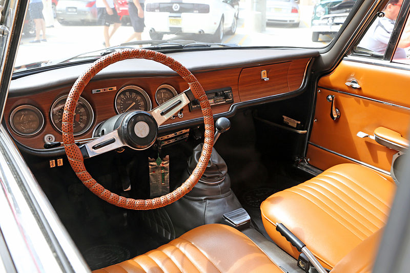 File:Alfa Romeo GT 1300 Junior interior.jpg