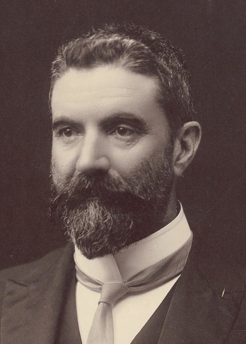 800px-Alfred_Deakin_1900_%28cropped%29.jpg