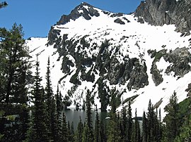 Alpine Peak ve Alp Gölü'nden bir fotoğraf