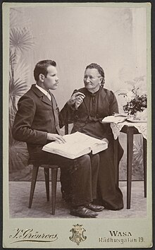 Anna Heikel with student Frans Leijon in the 1890s.