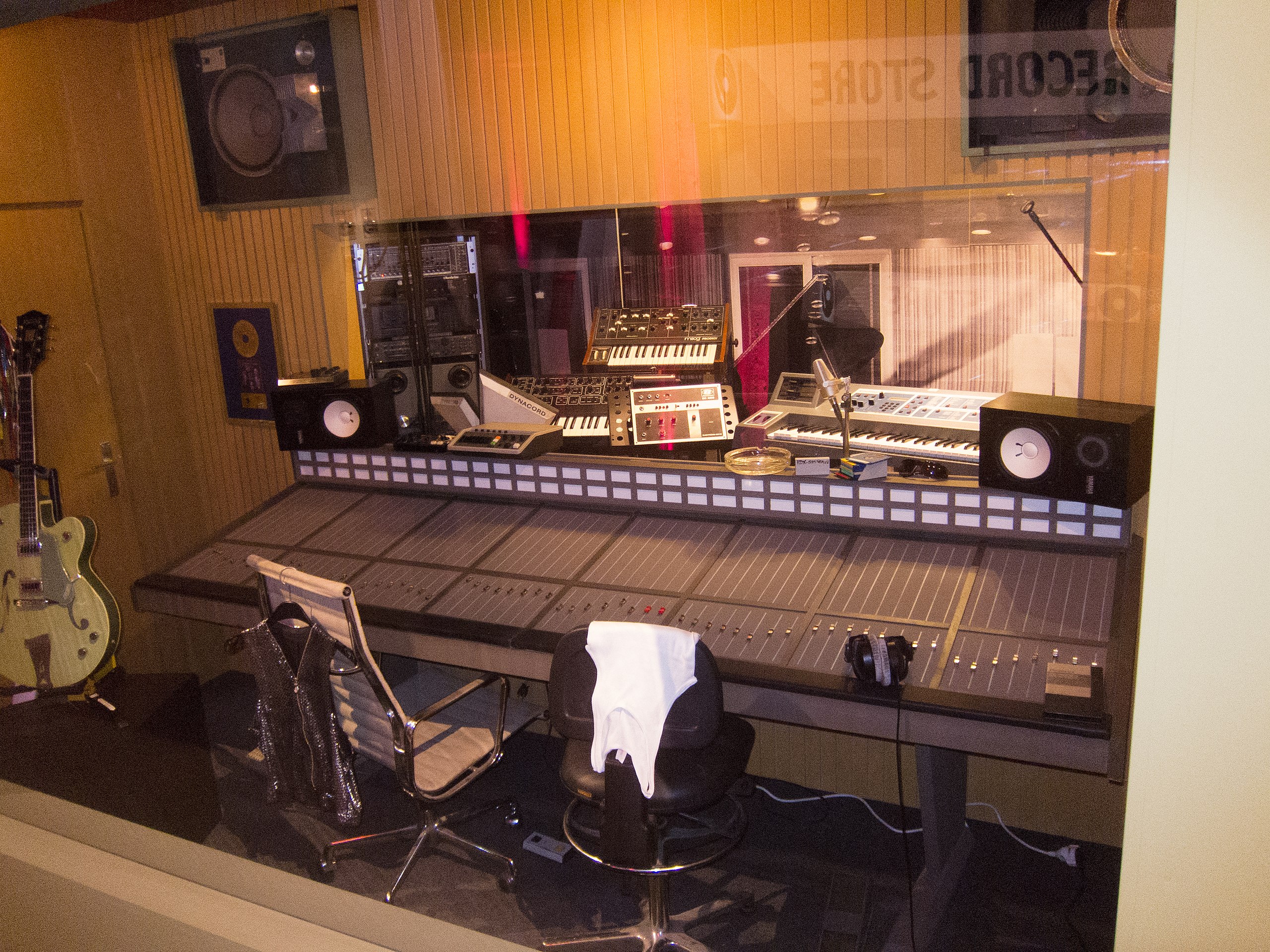 File:Antique recording studio, Berlin 2013 (2013-06-08  by Thomas  Quine).jpg - Wikimedia Commons