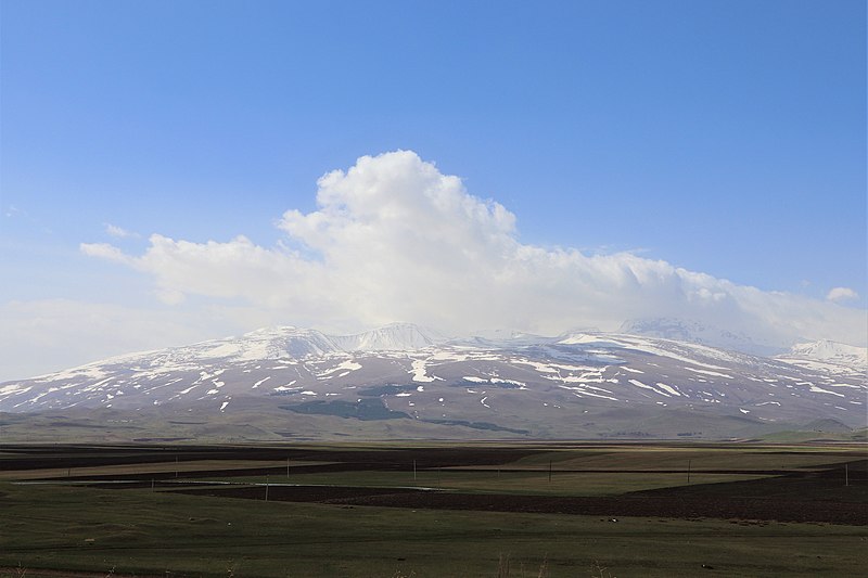 File:Aragats 1112.jpg