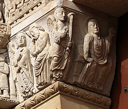 Chapiteau avec l'ange debout à un angle et la Vierge, assise, sur une face.
