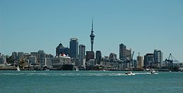 De skyline van Auckland en de Queen Mary 2 gezien vanaf Devonport