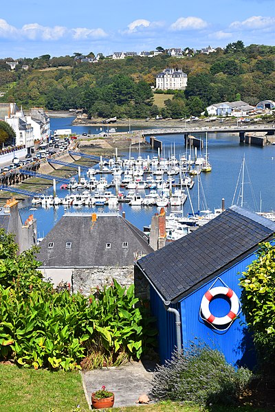 File:Audierne - Le port vu d'en haut de la ville.jpg