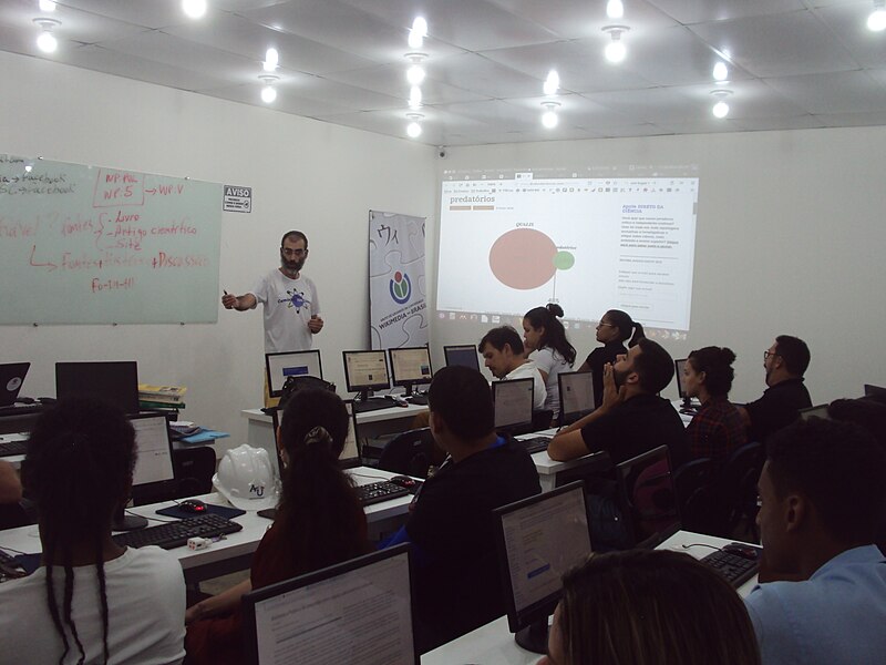 File:Aula editando a Wikipédia FMT.jpg