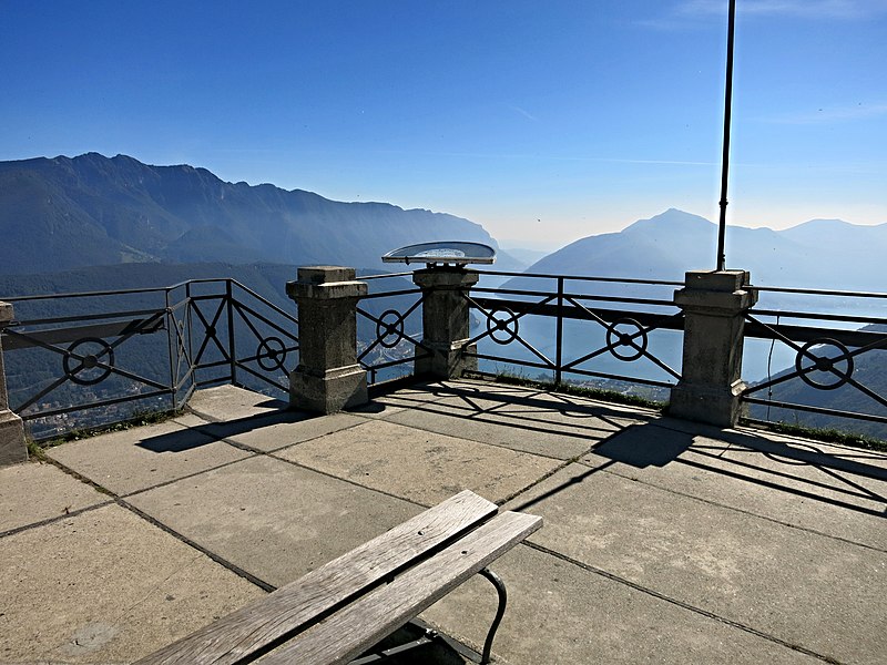 File:Aussichtsturm Monte San Salvatore Plattform.JPG