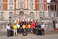 Cadetes aéreos internacionales del International Air Cadet Exchange en los escalones principales.