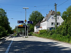Bahnhof Seefeld-Hechendorf Bahnsteig und Empfangsgebäude.jpg