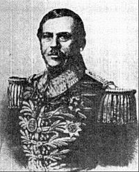 Göğsü boyunca madalyalar ve ağır apoletler ile süslenmiş, özenle işlenmiş bir askeri tunik giyen, koyu renk saçlı ve bıyıklı bir adamın litografik yarım boy portresi