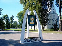 Monument med katolska kyrkan i bakgrunden