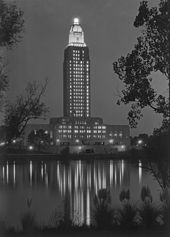 Висока кула в стил арт деко, осветена през нощта