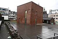 Begegnungsstätte Alte Synagoge von außen, links alte Mauer als Überrest der Synagoge