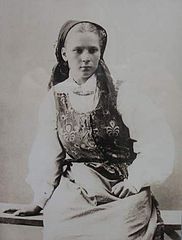 Belorussian girl from Vialava near Volozhyn - foto by Benedykt Tyszkiewicz - 1898 AD.jpg