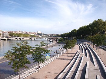 Lione dalle rive del Rodano nel 2007 verso il ponte detto Guillotierre