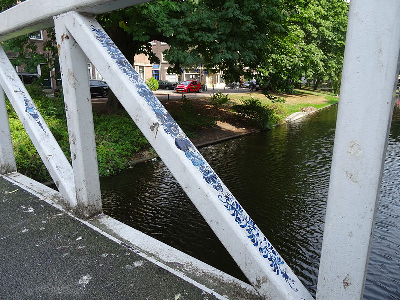 File:Bergsingelbrug - Rotterdam - Railing with painting (close).jpg