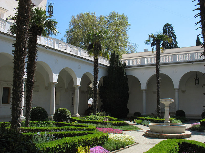 File:Big Yalta Livadiysky palace.JPG