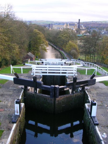 File:Bingley Five Rise Locks - geograph.org.uk - 1083371.jpg