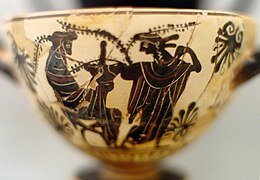 Skyphos à figures noires. Dionysos et une ménade. Dionysos tient une coupe phallique. Ritsona, tombe 18, vers -500.