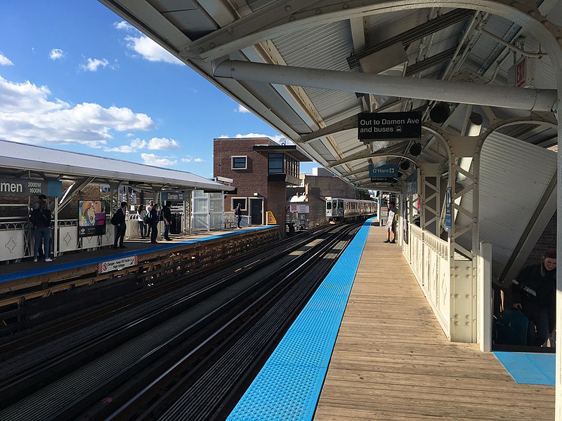 File:Blue Line train enters Damen station (38285830242).jpg