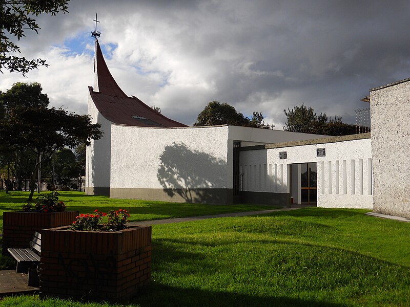 File:Bogotá Parroquia de Cristo Resucitado.JPG