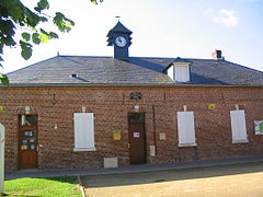 Mairie et école.