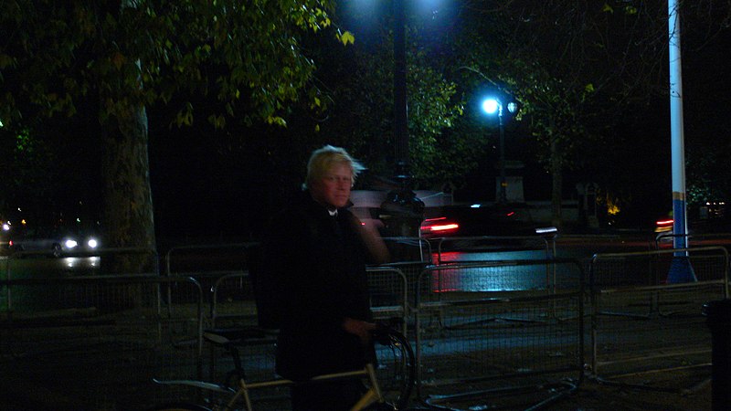 File:Boris Johnson arrives at the ICA by bicycle.jpg