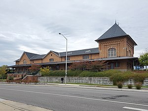 Ein hellbrauner Backsteinbahnhof