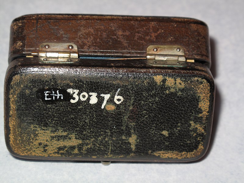 File:Brooch and box (AM 1948.169-3).jpg