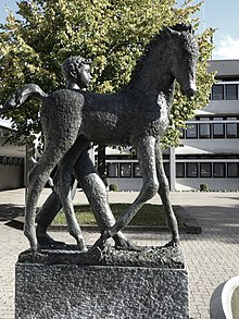 Brunnen Skulptur von Walter Hürlimann (1934–2005). Zur Erinnerung an den Ehrenbürger Albert Meyer (1870–1953) Politiker. Standort, Gemeindeplatz von Fällanden, Zürich