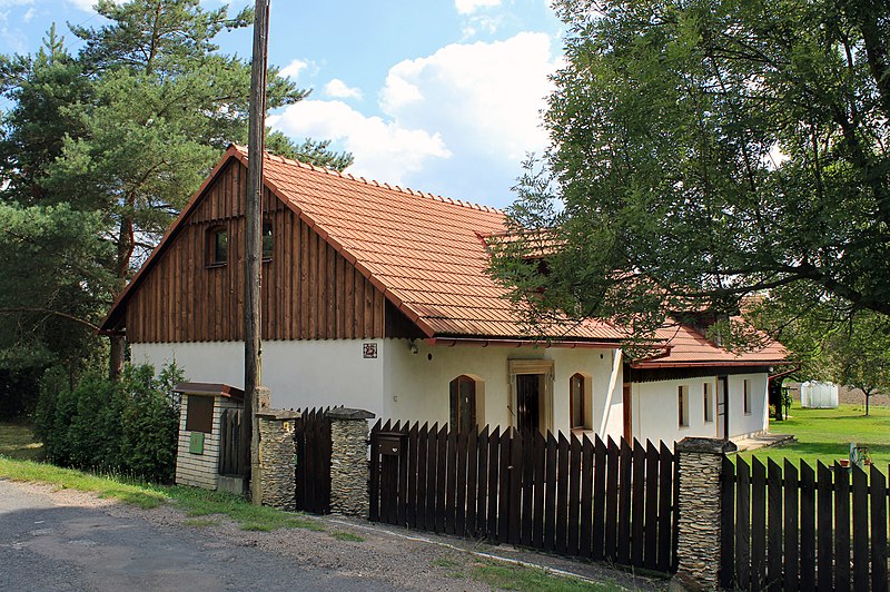 File:Budčeves, Nečas, house No. 25.jpg