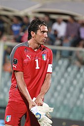 Buffon difende la porta azzurra durante la partita di qualificazione al campionato d'Europa 2012 contro la Slovenia