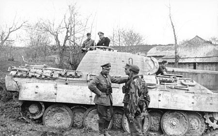 Tập_tin:Bundesarchiv_Bild_101I-711-0427-04,_Oberst_Karl_Lorenz_vor_Panzer_V_"Panther".jpg