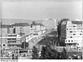 Blick über den Postplatz und die wiederaufgebaute Wilsdruffer Straße (1969 Ernst-Thälmann-Straße), vorne links die HO-Gaststätte „Am Zwinger“, rechts das Lindehaus und zentral im Bild das Hochhaus am Pirnaischen Platz