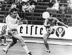 Ян Олссон (слева) с югославцем Драганом Джаичем в матче чемпионата мира по футболу 1974 года