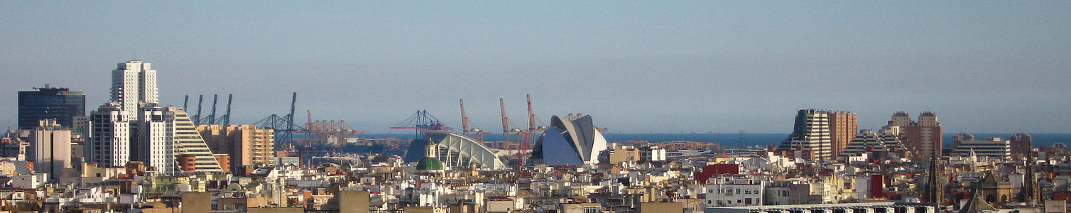 Panorama urbano de Valencia. En la izquierda de la imagen aparecen la Torre de Francia y el CC. Aqua, en el centro la ciudad de las Artes y las Ciencias, y al fondo el Puerto de Valencia y el mar Mediterráneo.